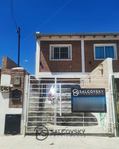 Imagen 1 de 1 de Duplex En Venta De 2 Dormitorios Con Placard, Entrada Vehicular, Patio Con Parrilla. Propiedad En Excelente En Estado En Barrio Sur, Puerto Madryn, Chubut