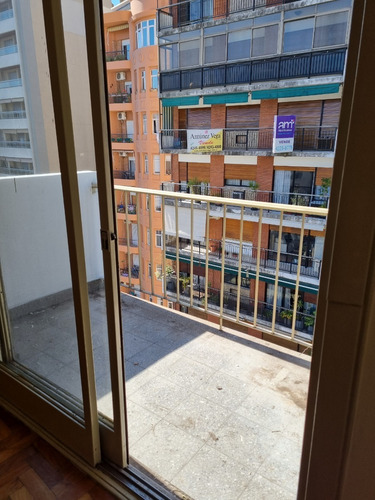 Muy Luminoso Departamento De 2 Ambientes En Pleno Centro De Lanús