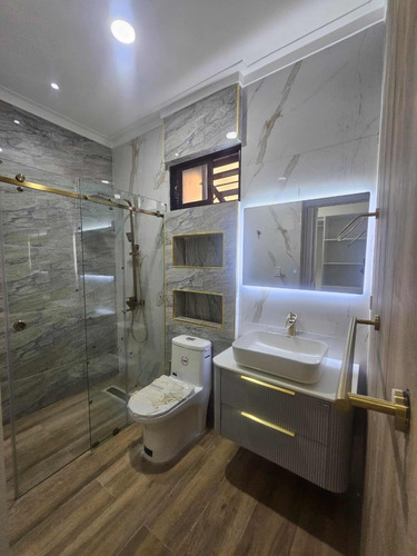 Exclusiva Casa Ubicada En El Residencial Los Lirios, La Roma
