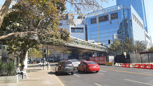 Oficina Con Excelente Ubicación Frente A Costanera Center