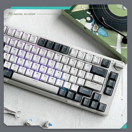 Teclado gamer bluetooth Royal Kludge QWERTY RK Cyan color blanco con luz RGB