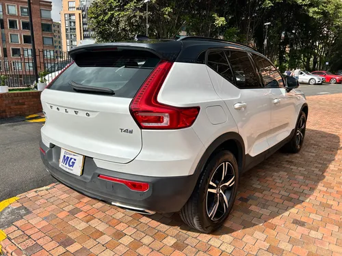Volvo XC40 2.0 T4 R-design
