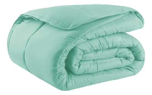 Edredom Casal Queen 400 fios na cor verde água dobrado sobre fundo branco