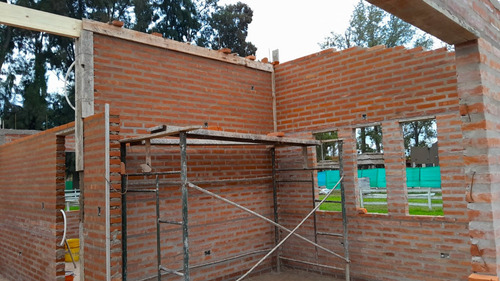 Linda Casa De Dos Dormitorios A Construir En Ladrillos Y Hormigón - Sin Anticipo - Construcción Tradicional