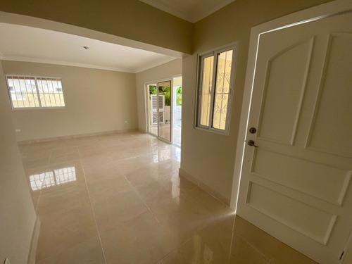 Casa En Venta En Bávaro, Punta Cana Con Piscina Cerca De La Playa, 3 Hab