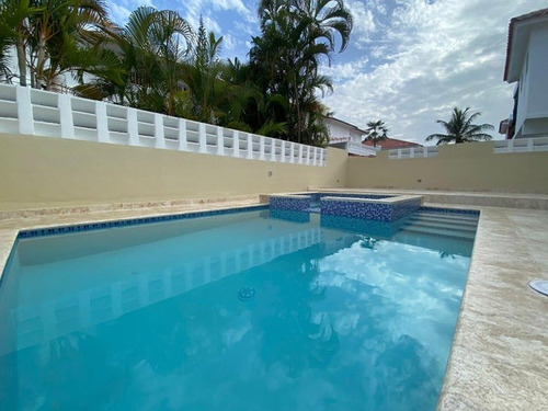 Villa En Venta En Costa Bávaro, Punta Cana, 180m2, 3 Hab. 2 Parqueos, Cerca De La Bellas Playas, Excelente Ubicación Y Oportunidad Para Invertir En Tu Paraíso.
