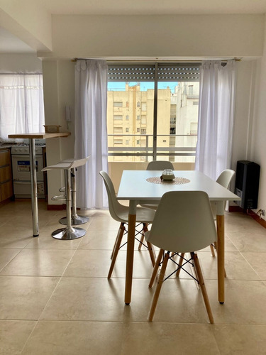 Imagen 1 de 12 de Departamento De 1 Ambiente A La Calle Con Balcón Saliente. Totalmente Reciclado En Aldrey