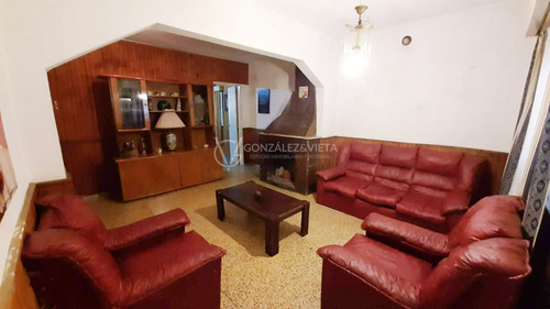 Casa Com Construcción Al Fondo - Dos Dormitorios - La Teja