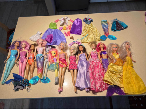 Imagen 1 de 10 de Lote De 11 Barbies Y Dos My Litle Pony Girls, Ropa Y Zapatos