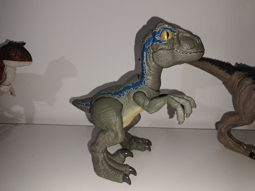 Figura Jurassic World  Primal Pal Blue Velociraptor  Bebé 