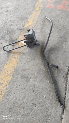 Imagen 2 de 4 de Cerradura Del Capo De Trailblazer 4x4 2002