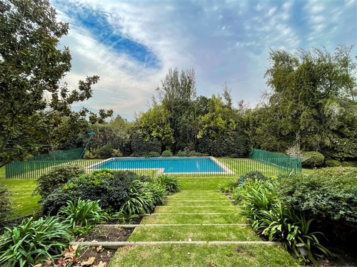 Casa En Venta De 6 Dorm. En Lo Barnechea