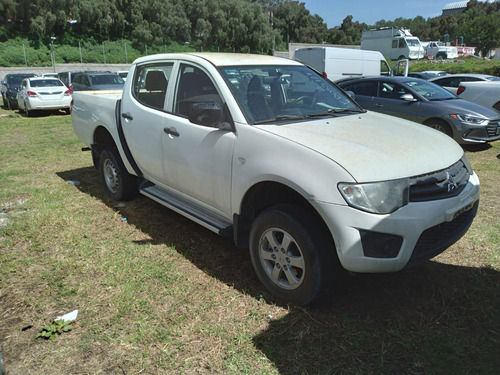Imagen 2 de 11 de Mitsubishi L200 2015 2.4 Cabina Doble 4x2 Mt