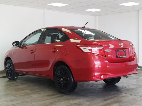 Imagen 6 de 15 de Toyota Yaris Sedan Core At 2017 Rojo