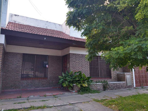 135 Entre 529 Y 530 - Casa De 3 Dormitorios En Venta, La Pla