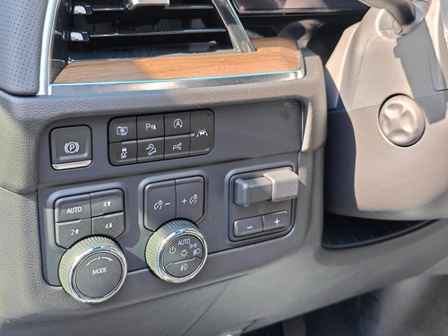 Chevrolet Suburban HIGH COUNTRY