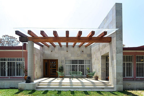 Casa Con Amplio Jardín Estilo Contemporáneo