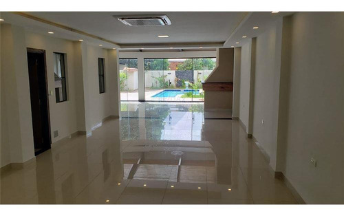 Vendo Lujosa Casa Con Piscina, A Pasos Del Circuito Comercial De Encarnación.