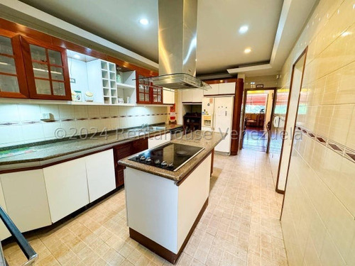 En Venta Extraordinario Townhouse Con Diseño Super Exclusivo Con Hall De Acceso, Cocina Remodelada Pantry, Terrazas Y Jacuzzi, Cuenta Con Arboles Frutales Vi Mls #25-1037