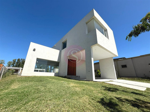 Casa  En Venta En Santa Elena- Pilar Del Este.