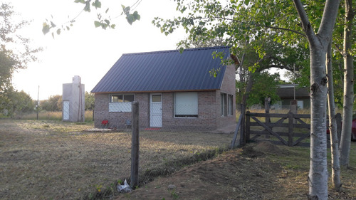 Casa Construida Hace 8 Años Con Solo 2 Temporadas De Uso, Impecable, Con Importante Terreno Libre.