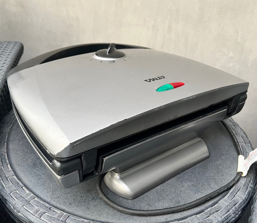 Parrilla Grill Eléctrica Atma Pg4720 1400w Antiadherente Platil (Usado)