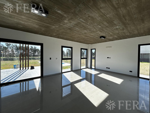Venta Casa 4 Ambientes Con Cochera Y Piscina En Hudson