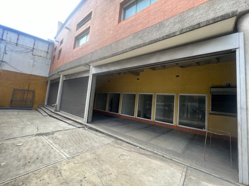 Se Vende Centro Comercial 1500m2. Avenida Victoria.