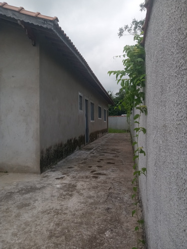 Casa 2 Dormitórios Em Bairro Residencial, Próximo A Comércios, Escolas, Transportes E Muito Mais!