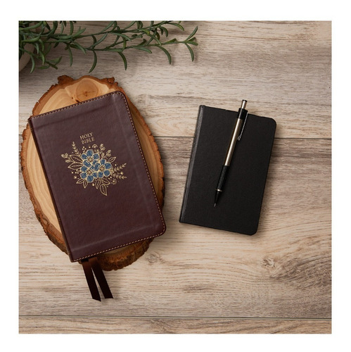 Imagen 3 de 9 de Biblia En Inglés New King James Deluxe Tamaño Compacto Rojo