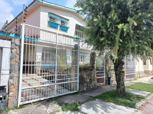 Casa Ubicada En Trigal Norte, En Excelente Estado, Pisos De Cerámica, Cocina De Mampostería, Amplia E Iluminada, Con Un Patio Para Que Disfrute De Su Parrillera, Family Room Con Bar