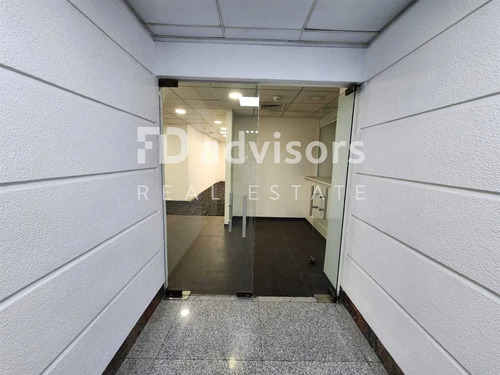 Amplia Oficina Remodelada, Privados, Metro Santa Lucía (l1)