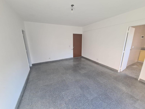 Imagen 3 de 9 de Departamento 2 Amb. Al Frente - 2º Piso X Escalera - S.justo (ctro)