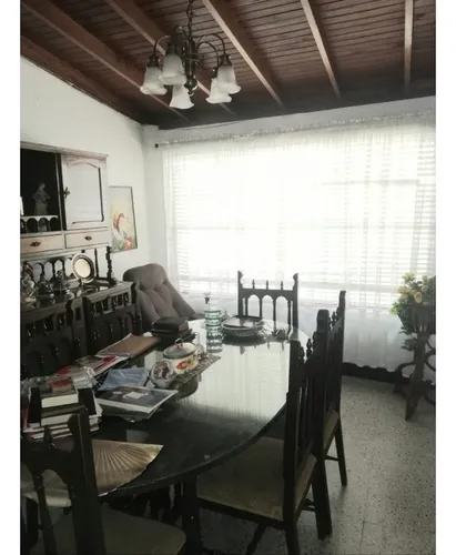 Venta De Casa Unifamiliar Con Aire En La Castellana.