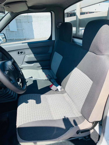 Imagen 10 de 15 de Nissan Np300 2013 2.4 Estacas Dh Mt