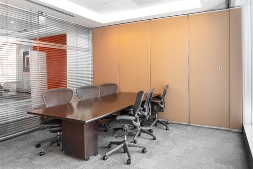 Renta De Espacio De Coworking Ilimitado En Regus Napoles.