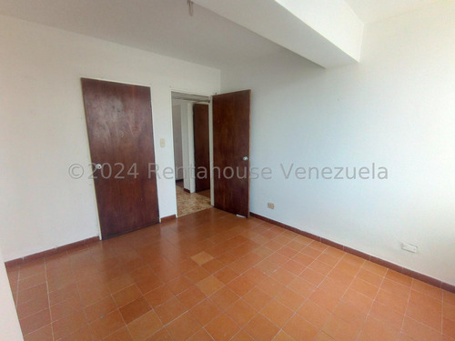 Apartamento En Venta Economico Grande Cómodo Cn 125 Metros 4 Habitaciones 2 Baños Zona Centro Maracay Agua Constante Seguridad Nela 2425950