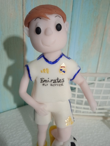 Imagen 2 de 4 de Jugador De Fútbol En Porcelana Fria