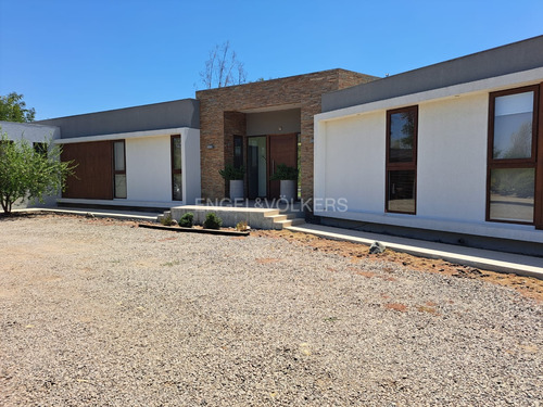 Casa Moderna De Un Piso Con Amplios Espacios En Arriendo
