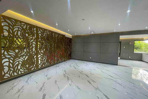 Espectacular Casa En Venta En Bosques De Las Lomas, Varios Niveles Con Jardín Y Remodelada