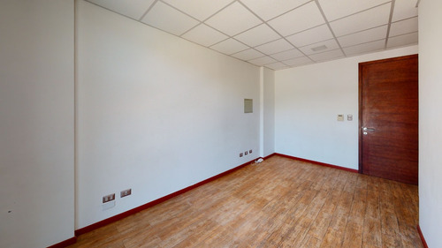 Oficina Con Privado En Sector Céntrico De Reñaca