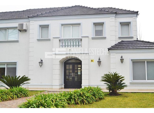 Daniela Esteche. Realty & Home. Ayres De Pilar. Casa Estilo Neoclásica.