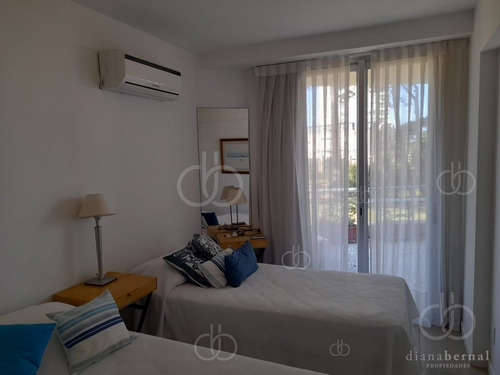 Imagen 16 de 23 de Punta Del Este , Mansa, Apartamento Con Servicios Y Bajos Costos Comunes-- Ref: 54644