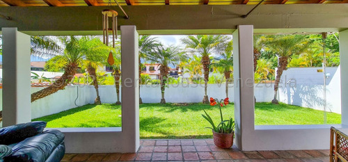 Caurimare !! Espectacular Quinta 600 M2 Terreno, 396 M2 Const., 5 Hab, 4 Baños, 4 Pe, Diseñada Por Famoso Arq. Fruto Vivas, Hermosos Jardines, Calle Privada Doble Control Seguridad, 50.000 Lts Agua.