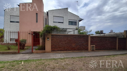 Imagen 2 de 15 de Venta Casa De 4 Ambientes Con Jardín, Cochera, Balcón Y Patio En Quilmes Oeste (30947)