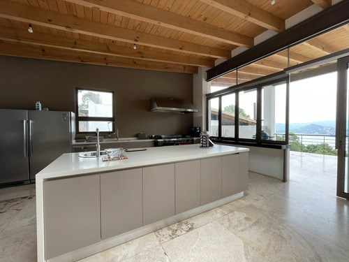 Excepcional Casa En Venta En Avándaro, Con Vista Al Lago.