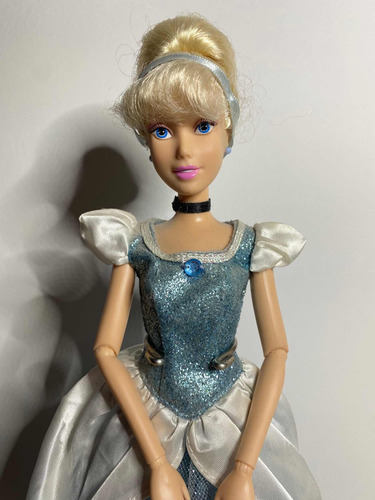 Muñeca Disney Store Cenicienta Brillantina Vestido Azul (Usado)