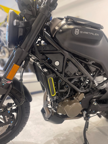 Imagen 2 de 19 de Husqvarna Svartpilen 200 0km 2023