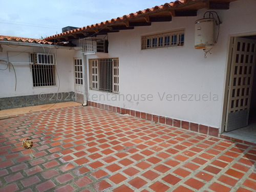 Hermosa Casa En Venta Ubicada En Urb San Carlos En Maracay Db 25-13390