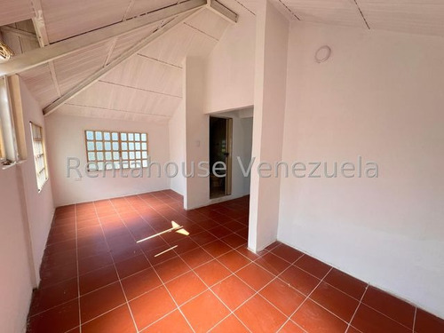 Jip 25-21613. Rentahouse Vende Casa Tipo Chalet De 321 Mts2 De Terreno Y 115.85 Mts2 De Construccion De 2 Hab Y 3 Baños. Urbanismo Cerrado Con Vigilancia Privada. En Urb Santa Rosalia Cagua
